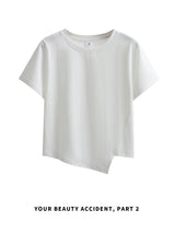 ホワイトのアシンメトリーヘム 半袖Tシャツ 着用