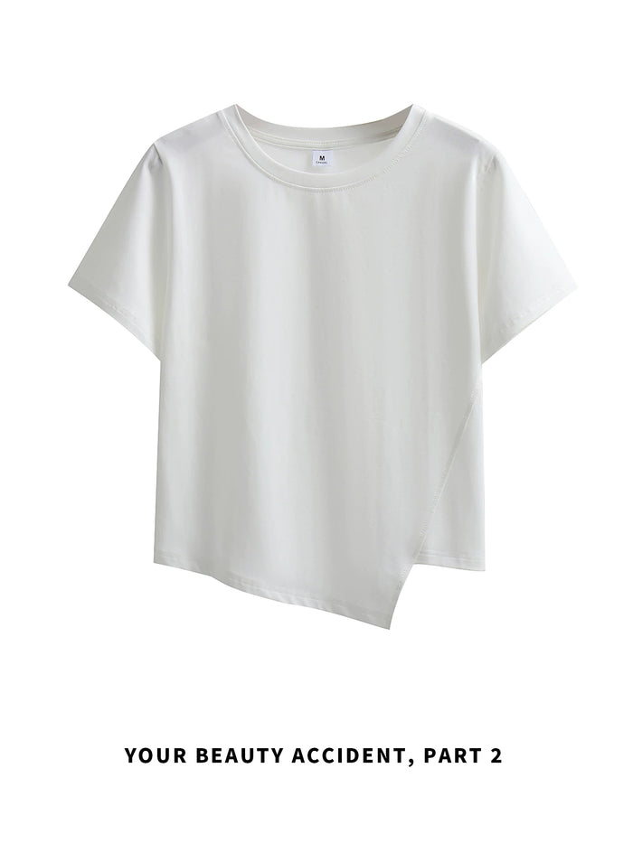ホワイトのアシンメトリーヘム 半袖Tシャツ 着用