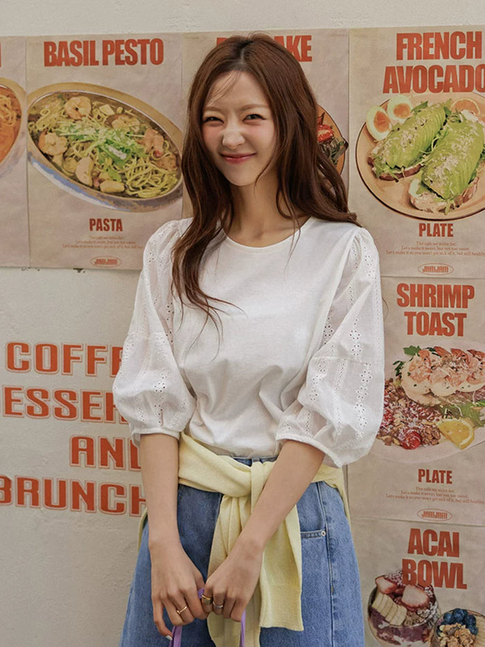 ホワイトのレース切替パフスリーブTシャツ 着用 笑顔