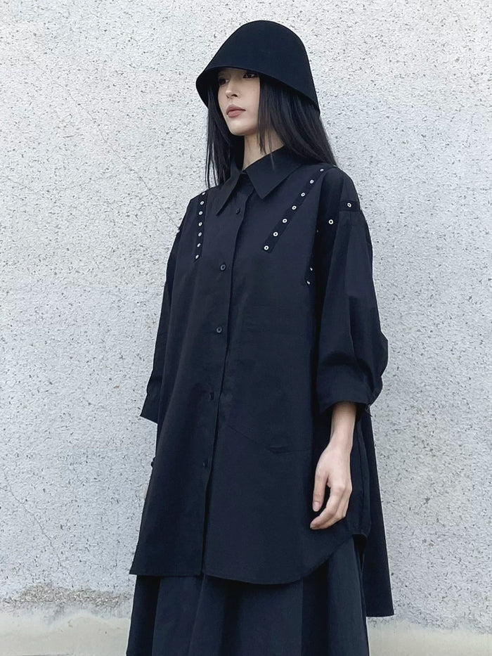 ブラックのロングシャツ 着用 斜め 肩の金属調アクセント