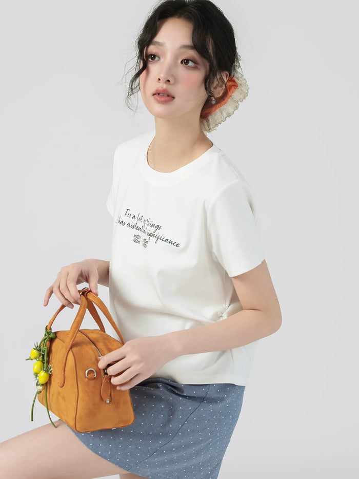 ホワイトの英字プリント入り サイドシャーリング半袖Tシャツ 着用