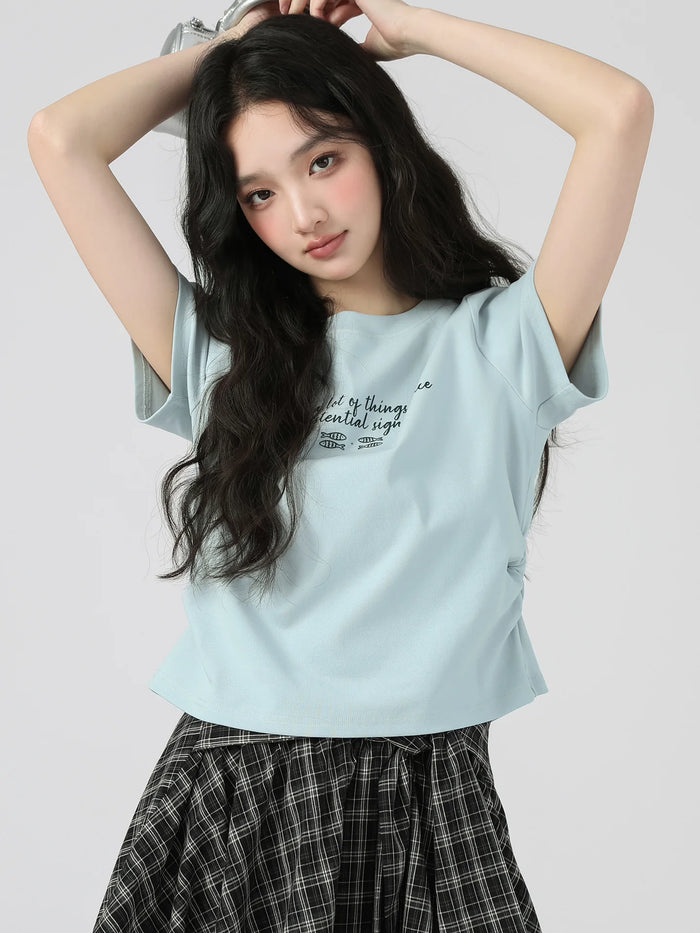 主画像：英字プリント入り サイドシャーリング半袖Tシャツ（ライトグレーブルー）着用