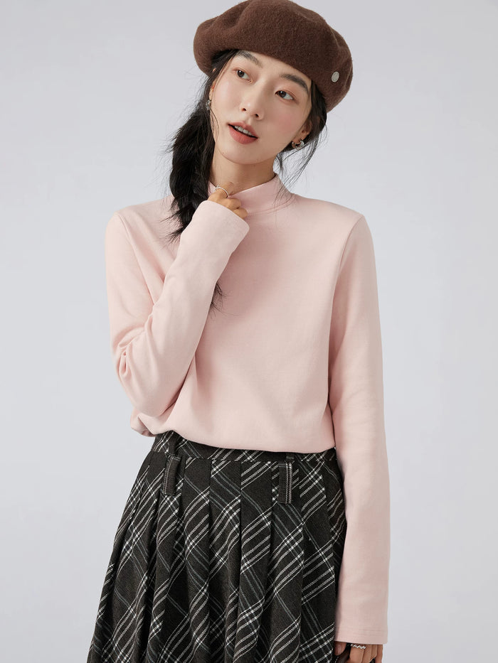 ピンクのモックネック 長袖Tシャツ 着用