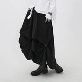黒のアシンメトリースカート 着用 正面（ひだと金属ボタン）