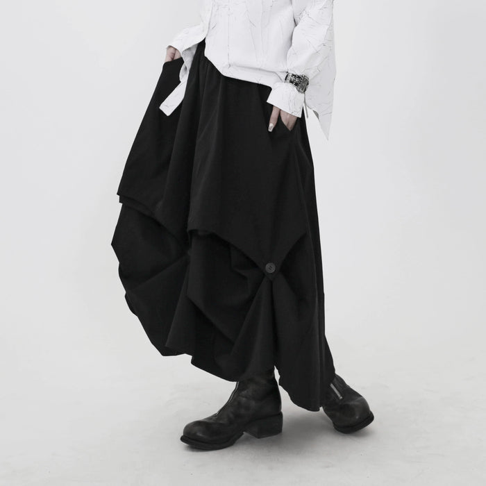 黒のアシンメトリースカート 着用 正面（ひだと金属ボタン）