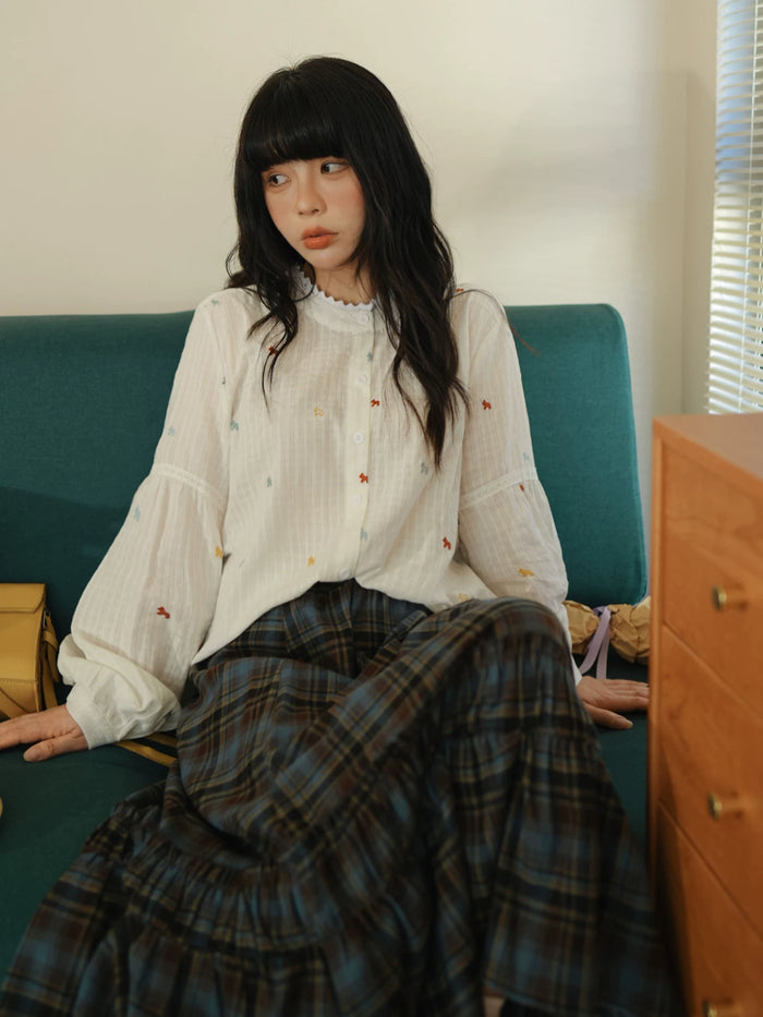 ホワイトの刺繍入りふんわり袖ブラウス 着用 座って