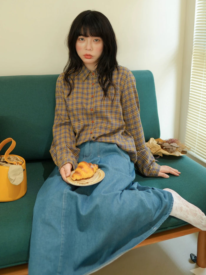 ブラウンのチェック柄長袖シャツ 着用 ソファで正面