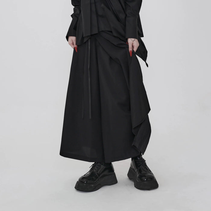 黒のスカートパンツ 着用 全身（下半身・手で裾をつまんだ着こなし）