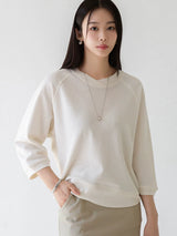 ホワイトのラグラン七分袖Tシャツ 着用 髪に手を添えて