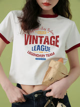 レッドトリムのバーシティ風ロゴプリント リンガーTシャツ ホワイト 着用