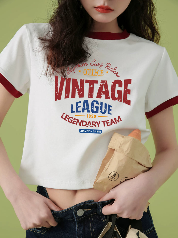 レッドトリムのバーシティ風ロゴプリント リンガーTシャツ ホワイト 着用