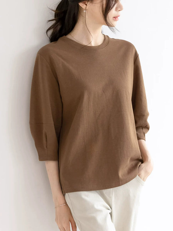 ブラウンの七分袖Tシャツ 着用 正面（ふんわり袖）