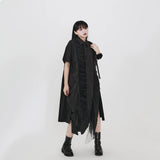 ギャザーチュールのシャツワンピース 着用 正面 手を添えるポーズ
