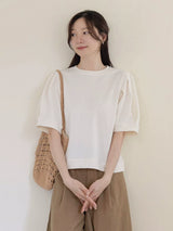 クリームのタックスリーブTシャツ 着用 かごバッグと