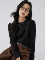 ブラックのワッペン付き 長袖Tシャツ 着用 ブラウンのパンツを合わせた全身