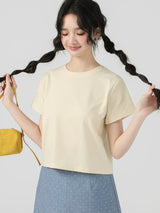ベージュのショート丈 無地 半袖Tシャツ 着用