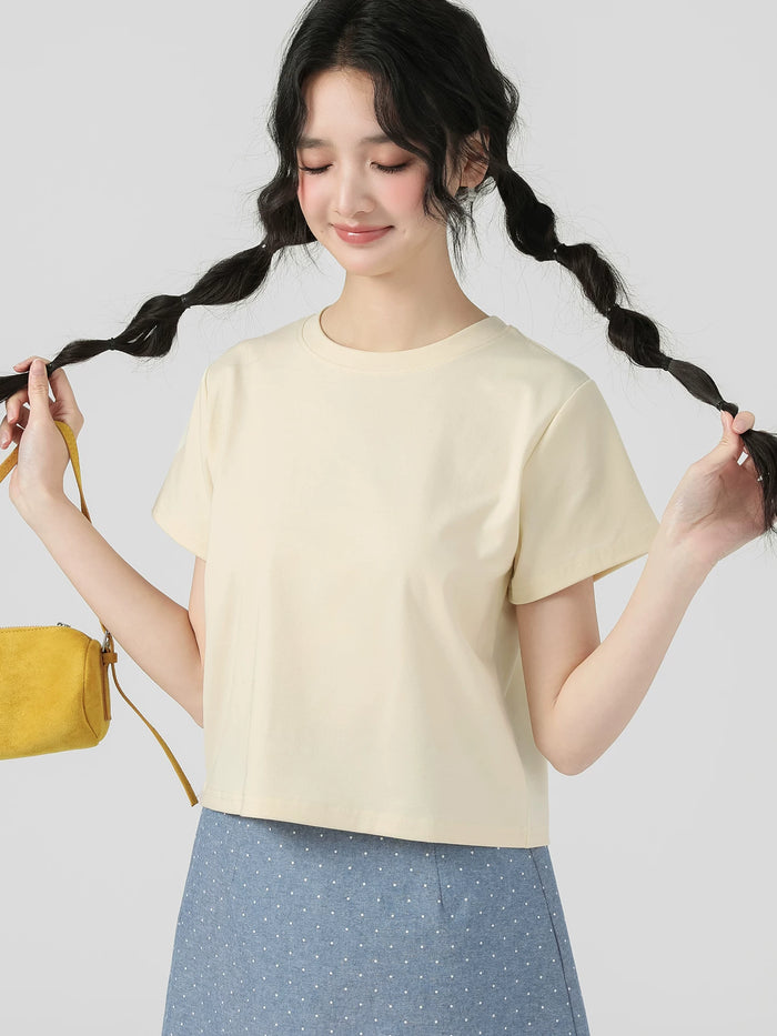 ベージュのショート丈 無地 半袖Tシャツ 着用