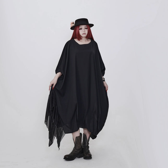 黒のドルマンワンピース 着用 正面 裾を持った着こなし