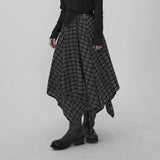 ブラックチェックのスカート 着用 手で裾を持つ正面