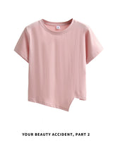 ピンクのアシンメトリーヘム 半袖Tシャツ 着用