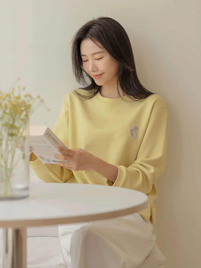 ゆったりTシャツ ライトイエロー 着用 テーブルで雑誌を読む