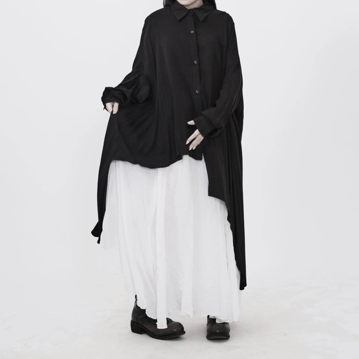 黒のアシンメトリーロングシャツ 着用 正面 裾をつまんだポーズ