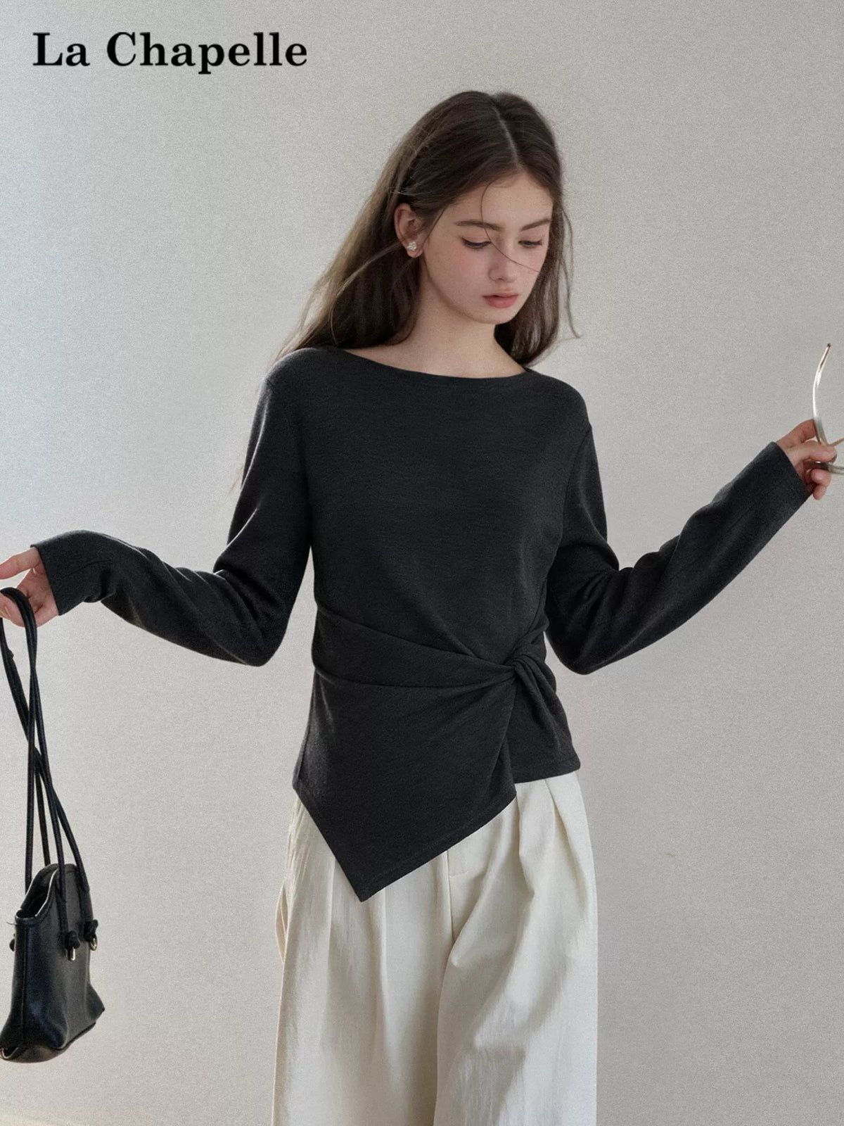 ブラックグレーのアシンメトリーヘム長袖Tシャツ 正面