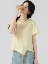 ベージュのアシンメトリーヘム 半袖Tシャツ 着用