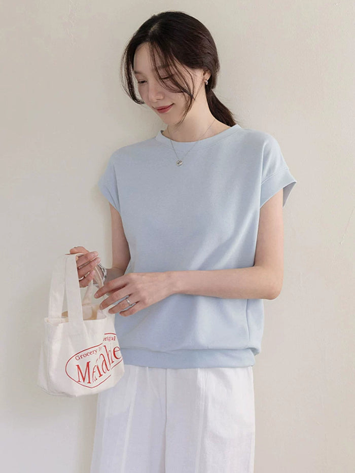 ライトブルーの肩つなぎ半袖Tシャツ 着用 トートバッグを持って