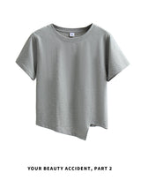 グレーのアシンメトリーヘム 半袖Tシャツ 着用