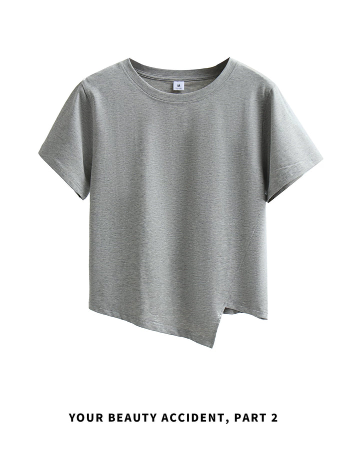グレーのアシンメトリーヘム 半袖Tシャツ 着用