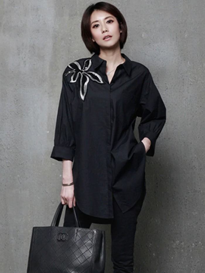 ブラックのスパンコール刺繍ロングシャツ 着用 全身