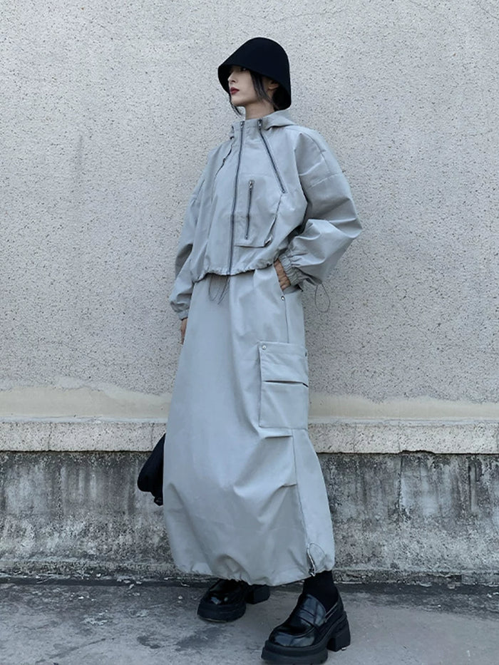 グレーのフード付きジャケット＋ロングスカート 着用 正面