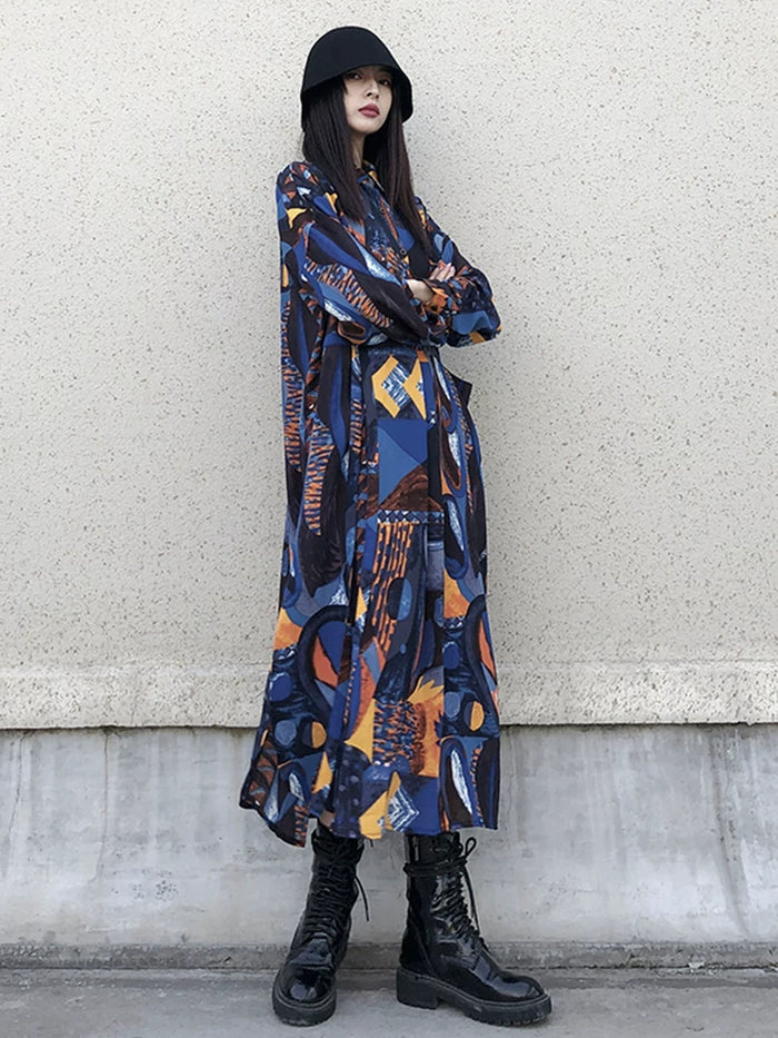 ブルー系プリントのシフォンシャツワンピース 長袖 着用 腕組み