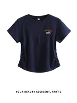 ロイヤルブルーの刺繍入り サイドシャーリング 半袖Tシャツ 着用