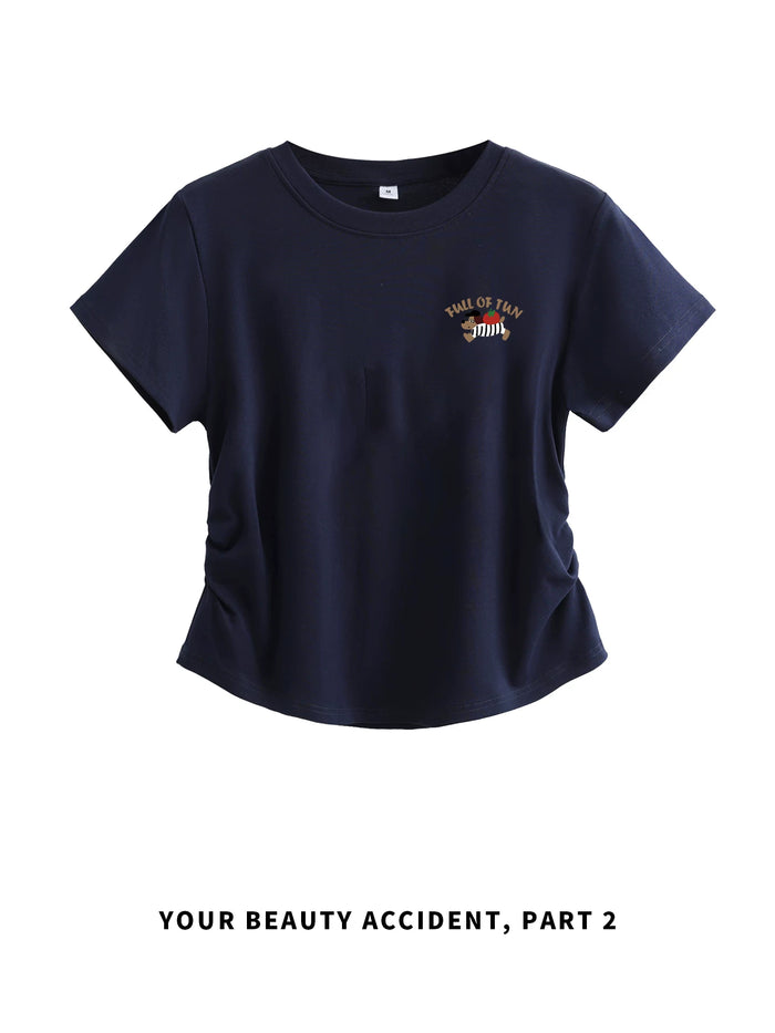 ロイヤルブルーの刺繍入り サイドシャーリング 半袖Tシャツ 着用