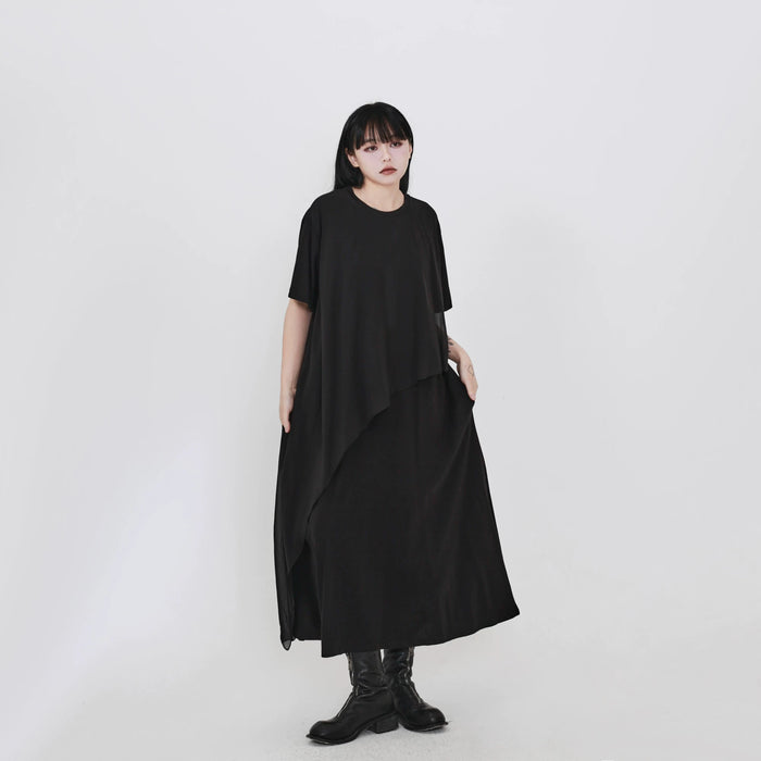 ブラックのアシンメトリー レイヤードワンピース 着用 正面