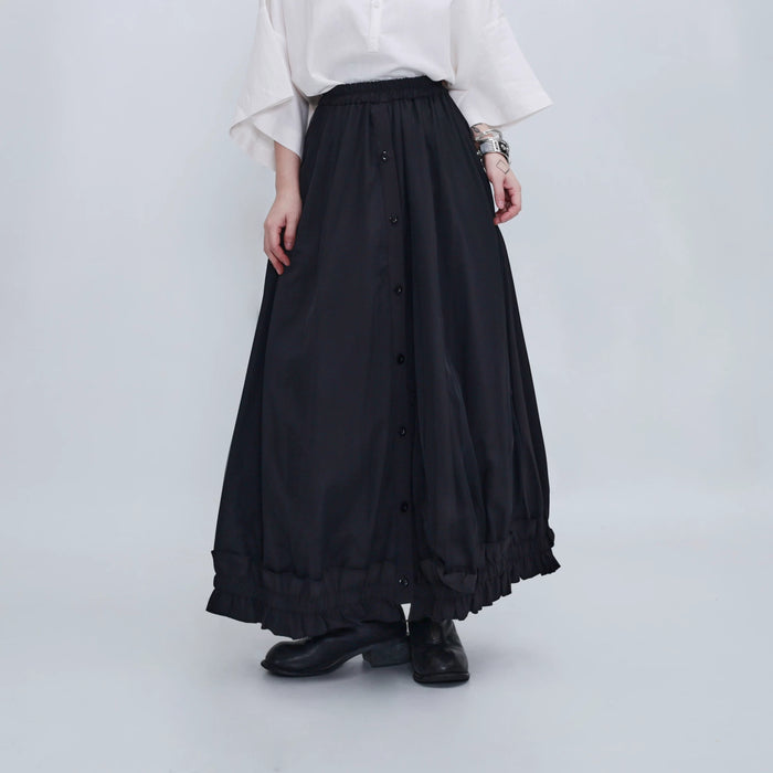 黒のAラインロングスカート 着用 正面