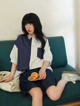 ネイビーとストライプのバイカラー半袖シャツ 着用 ソファに座って