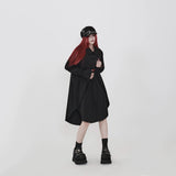 黒のシャツワンピース 着用 正面（手を前に組んだ着こなし）