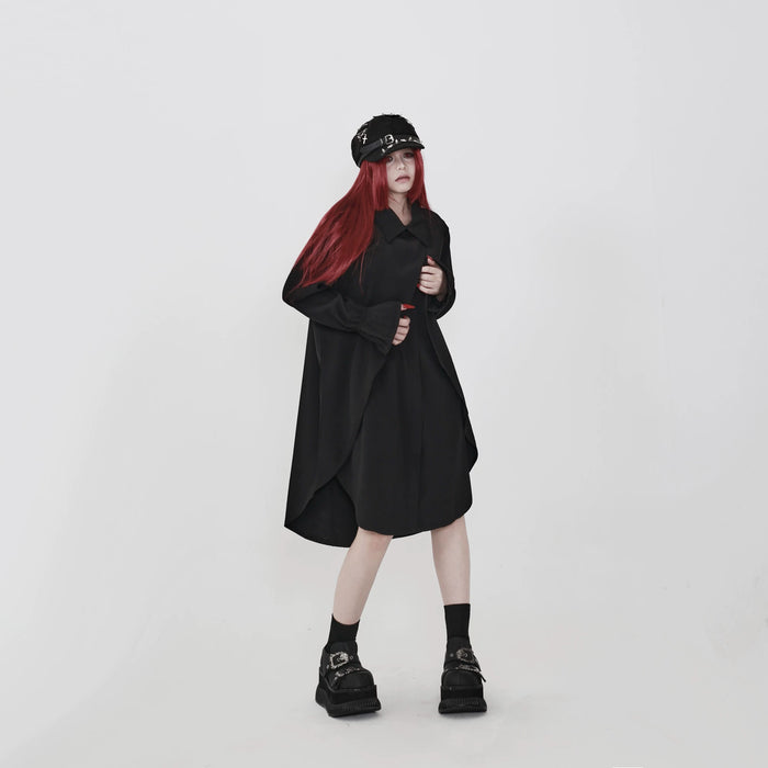 黒のシャツワンピース 着用 正面（手を前に組んだ着こなし）