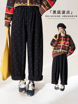 ブラックのドット柄 ストレートパンツ 着用 ベレー帽とバッグのポーズ