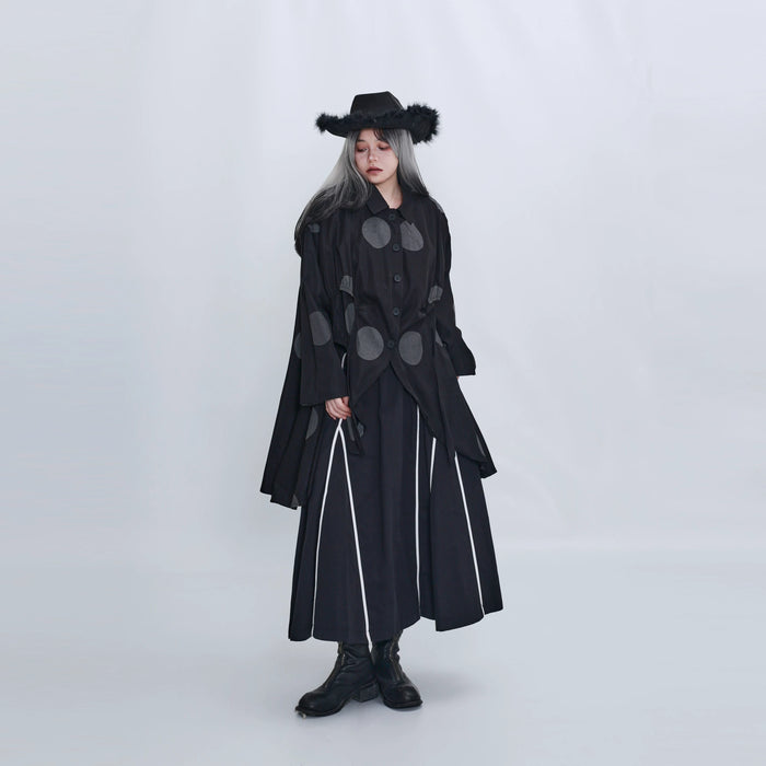 ブラックの水玉ロングシャツ 着用 正面