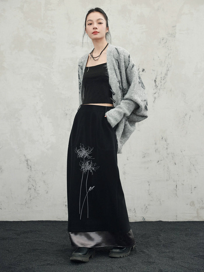 ブラックのマットPUレザー調花刺繍ロングスカート 着用 正面 グレーカーディガン合わせ