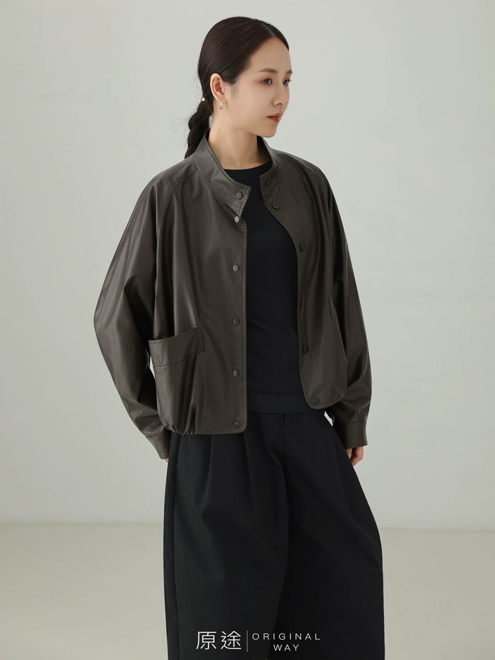 ココアブラウンのPUレザー風ブルゾン 着用 斜め向き