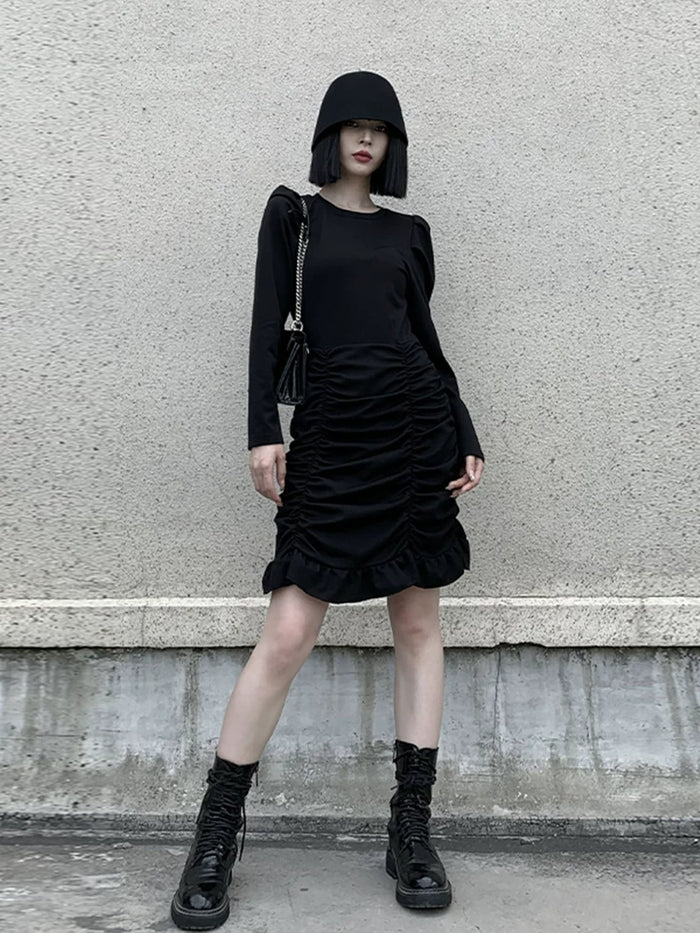 ブラックのギャザー切り替えミニワンピース 着用 全身 正面