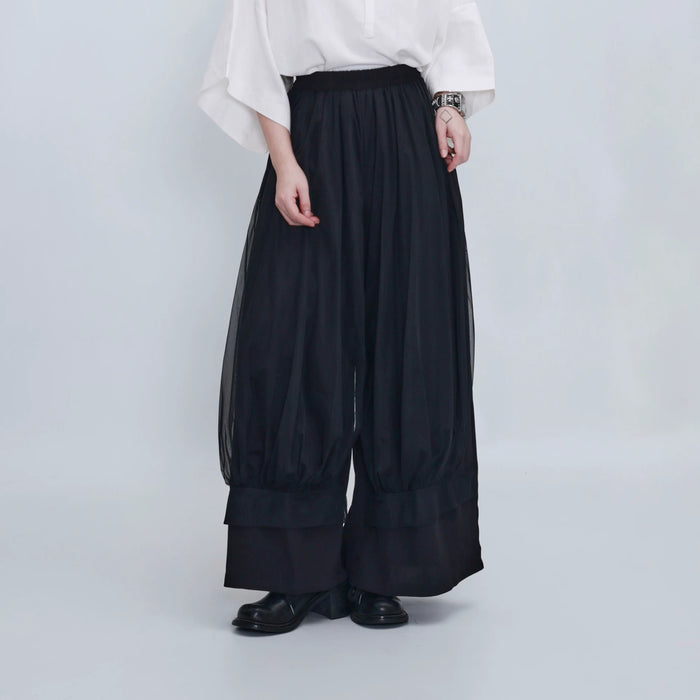 ブラックの二重チュールワイドパンツ 着用 正面