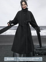 ブラックのスタンドカラー ロングコート 正面