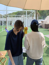 ネイビーとクリームの半袖Tシャツ 着用 2人