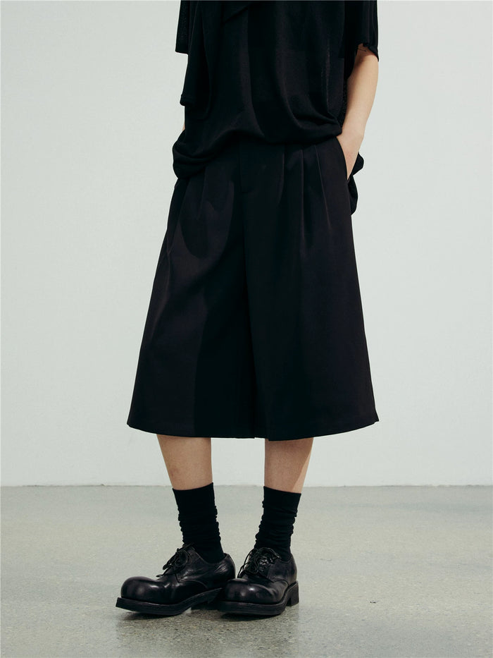 ブラックのタック入りワイドハーフパンツ 着用 腰から下 正面